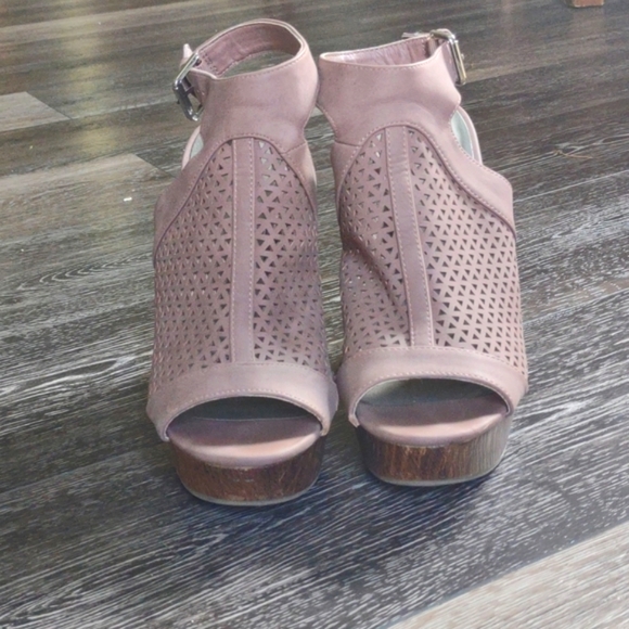 G by Guess Ladies Wedge Sandals 8.5 - Picture 2 of 8